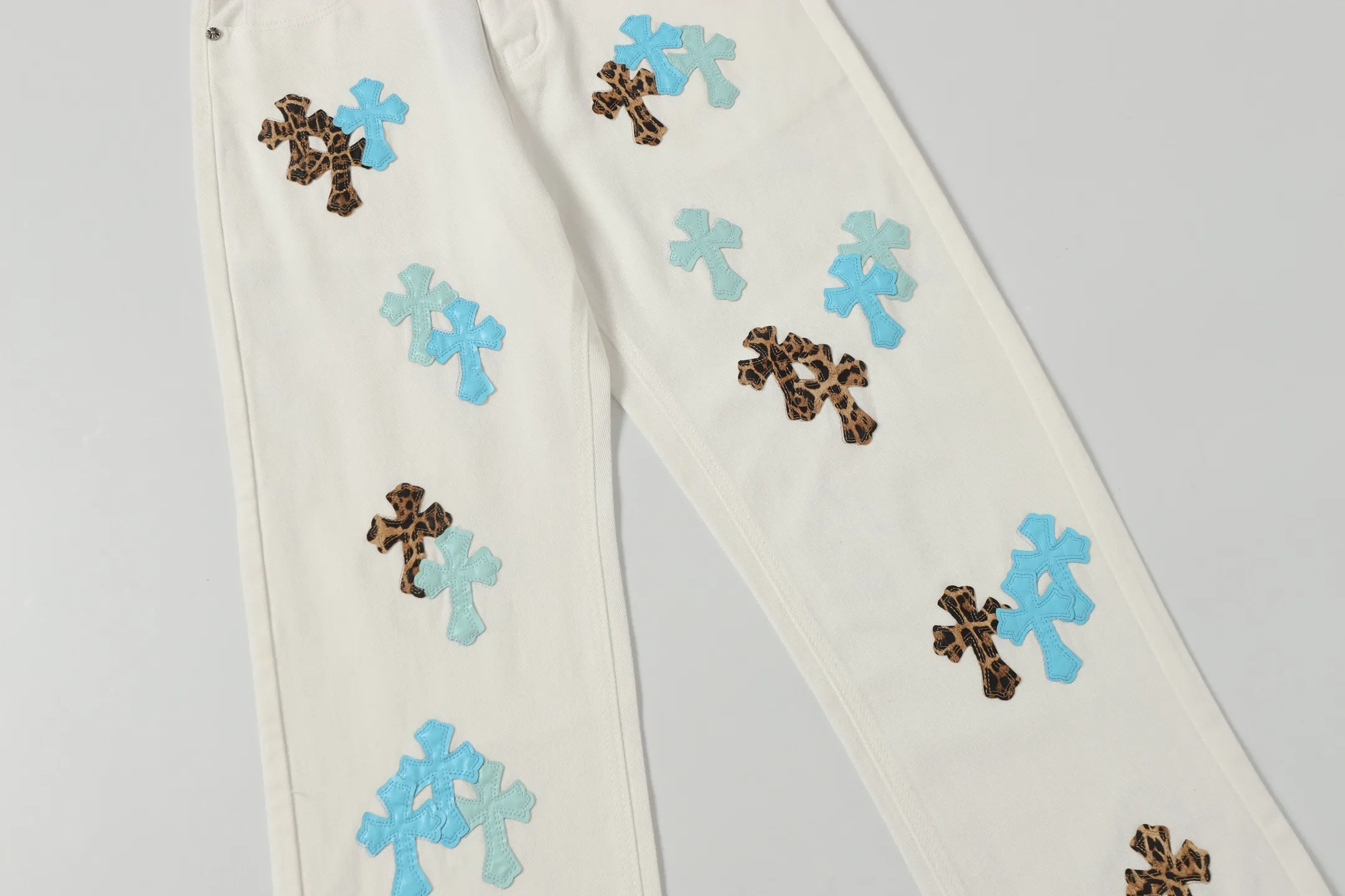 P280 -Chrome Hearts/Chrome Hearts 25ss classic white cow series colored leather cross washed color cloth unisex denim trousers -Vibe style straight stacked god-level version -carbon fine bias denim color cloth -old vintage complete set of hardware - Chrome Hearts white cow series The high version uses high-ounce custom fabrics, fermentation washing and soft color fixation, soft and thick to wear, the details are all hand-polished and manufactured with craftsmanship, all-over jacquard fabrics, unique design style After multiple processes to create a full retro feel, a niche and unique non-contrast shirt, custom-made distressed spray-painted buttons, every detail is crafted with craftsmanship. Color: Picture color Code number: 28-36